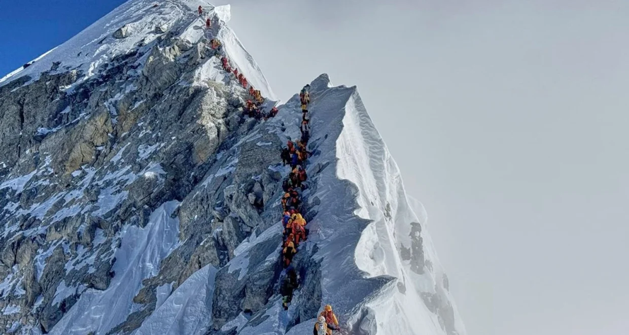Image credit: Everest guides suspected of poisoning tourists for fake evacuations | УНН / https://www.facebook.com/UNNews